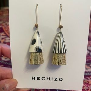 New with tags Hechizo kalpyso Swingers earrings in gold